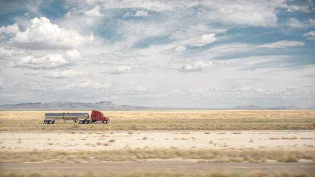 lkw-usa wüste landschaft - delivering freedom shipping truck stock-fotos und bilder