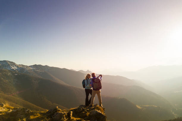 wandern-paar nehmen selfie - grand view point stock-fotos und bilder