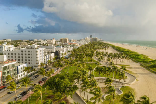 plaża miami. widok z lotu ptaka na south beach. - art deco art deco district miami florida south beach zdjęcia i obrazy z banku zdjęć