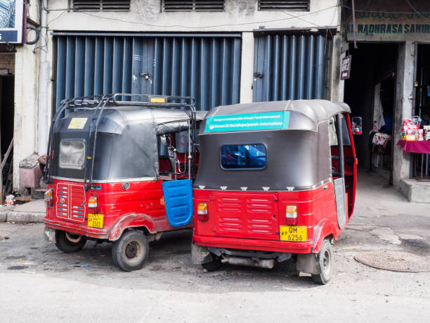 3-rad-taxis, die parkplätze am straßenrand in colombo, sri lanka - sri lanka jinrikisha rickshaw tricycle stock-fotos und bilder