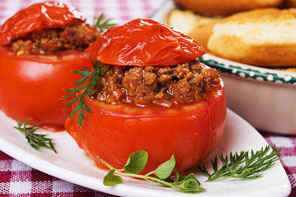 tomates rellenos - stuffed tomato fotografías e imágenes de stock