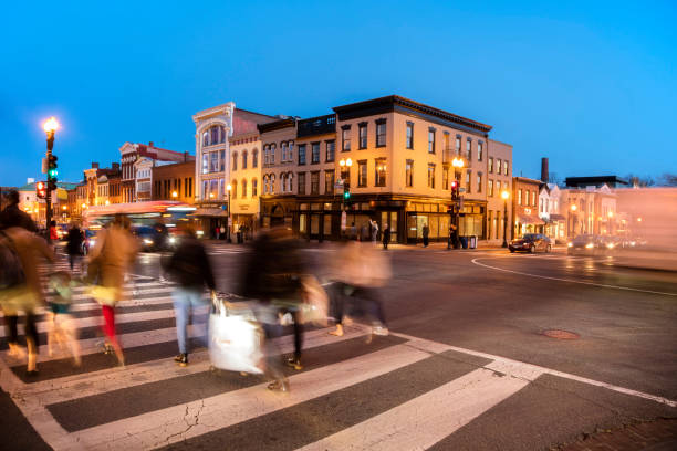 pedestrians crossing street a georgetown, stati uniti - washington street foto e immagini stock