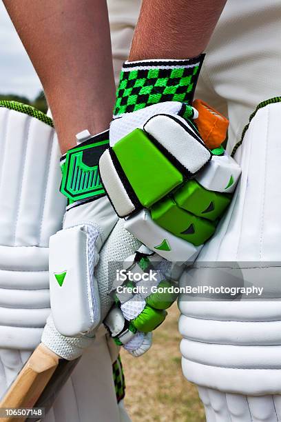 Cricket Отбивающий Мяч В Крикете Держа Бита — стоковые фотографии и другие картинки Крикет - Крикет, Спортивная перчатка, Бита