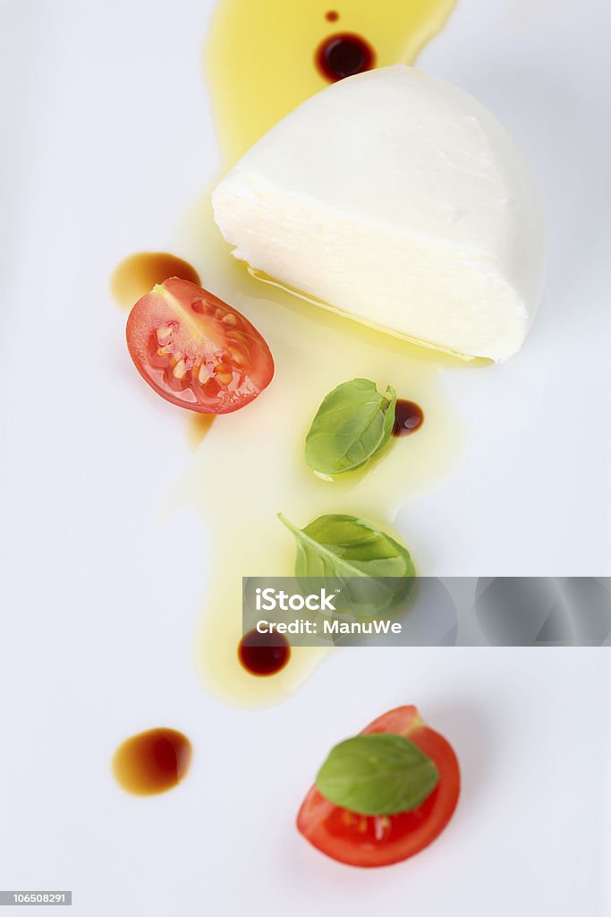 Моцарелла помидорами, базиликом масло Balsamico вид сверху - Стоковые фото Базилик роялти-фри