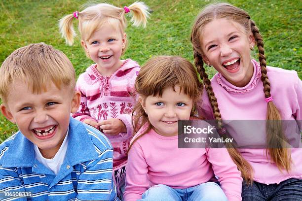 Feliz Crianças - Fotografias de stock e mais imagens de 6-7 Anos - 6-7 Anos, Abraçar, Adolescente