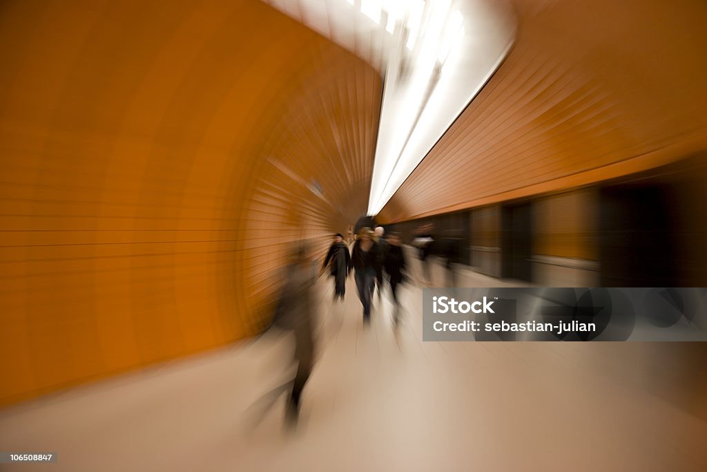rush débit rapide de tous les voyageurs dans un tunnel orange - Photo de Abstrait libre de droits