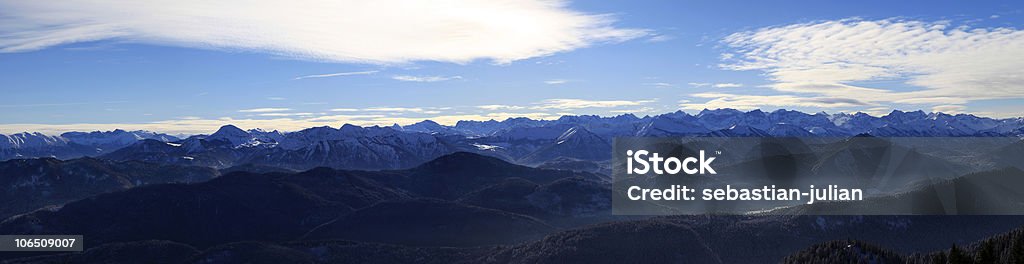 Panoramiczny widok na Alpy hosta w zimie - Zbiór zdjęć royalty-free (Alpinizm)