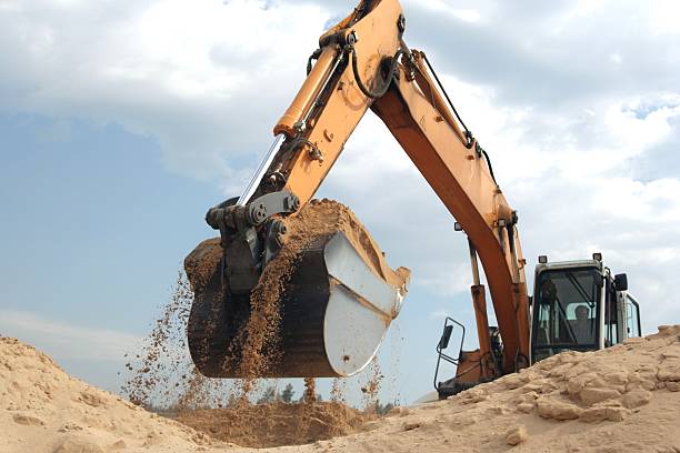 backhoe de travail - loading wheel mining equipment photos et images de collection