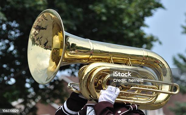 Photo libre de droit de Faire Défiler Tuba Dans Parade banque d'images et plus d'images libres de droit de Tuba - Tuba, Défiler, Artiste de spectacle