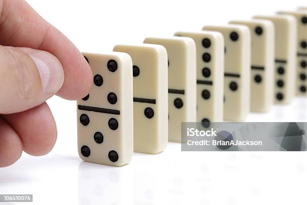 Hand Schieben Weiß Domino Stockfoto und mehr Bilder von Dominostein - Dominostein, Schieben, Aktivitäten und Sport