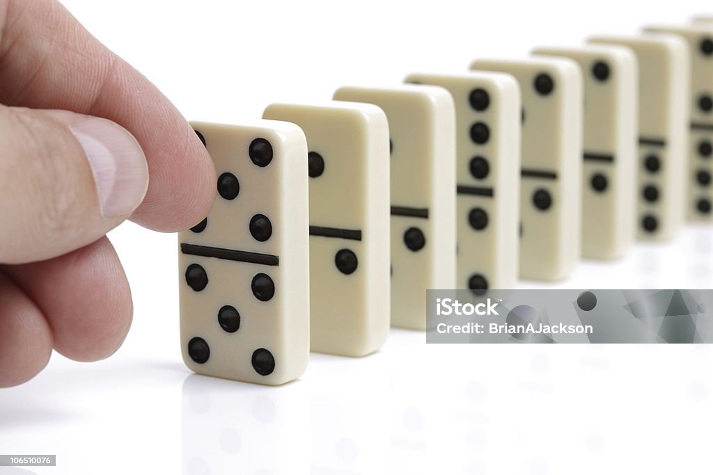 Рука толкать белый dominoes - Стоковые фото Домино роялти-фри