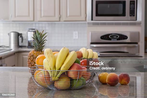 Tazón De Frutas En La Cocina Moderna Foto de stock y más banco de imágenes de Cocina doméstica - Cocina doméstica, Color - Tipo de imagen, Comida sana