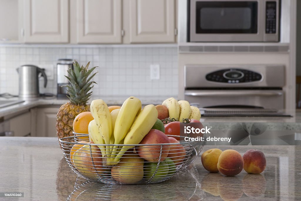 Bol de fruits frais dans une cuisine moderne - Photo de Aliments et boissons libre de droits