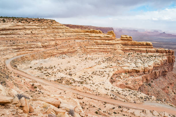 moki dugway dans l’utah usa - moki dugway photos et images de collection