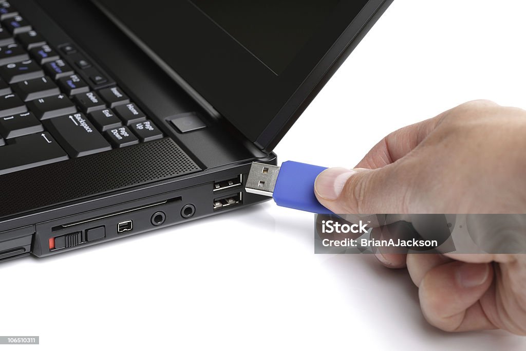 Podłączanie pamięci flash USB - Zbiór zdjęć royalty-free (Pamięć USB)