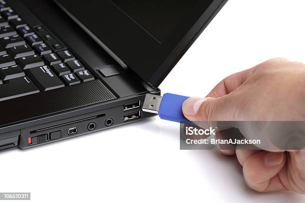 Podłączanie Pamięci Flash Usb - zdjęcia stockowe i więcej obrazów Pamięć USB - Pamięć USB, Flesz, Jazda