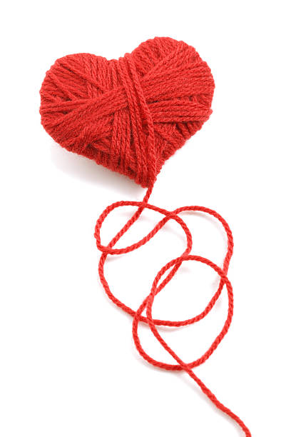 filato di lana nel simbolo di forma cuore - wool thread red string foto e immagini stock