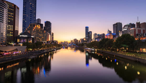 スカイラインと、オーストラリアのメルボルンのヤラ川の夜景 - melbourne casino australia city ストックフォトと��画像