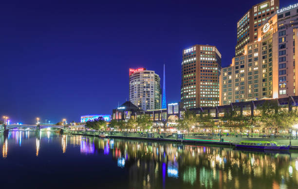 スカイラインと、オーストラリアのメルボルンのヤラ川の夜景 - melbourne casino australia city ストックフォトと画像