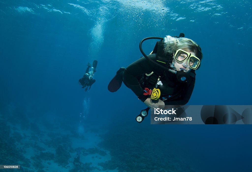 Buceador hembra buceo - Foto de stock de Buceo de profundidad libre de derechos