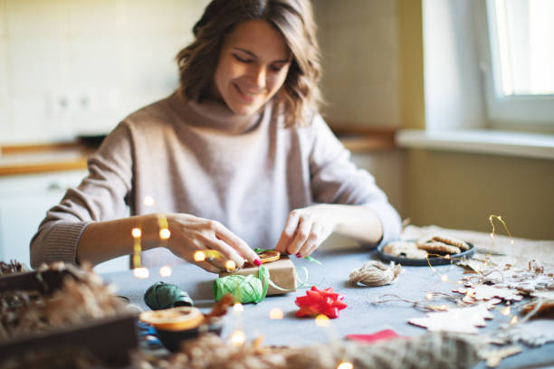 wrapping geschenke - bastelarbeit stock-fotos und bilder