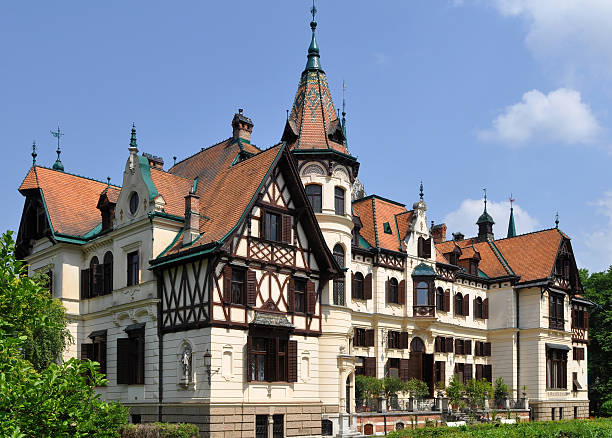 fantastische burg lesna in zli ­ n, tschechische republik - zlin stock-fotos und bilder