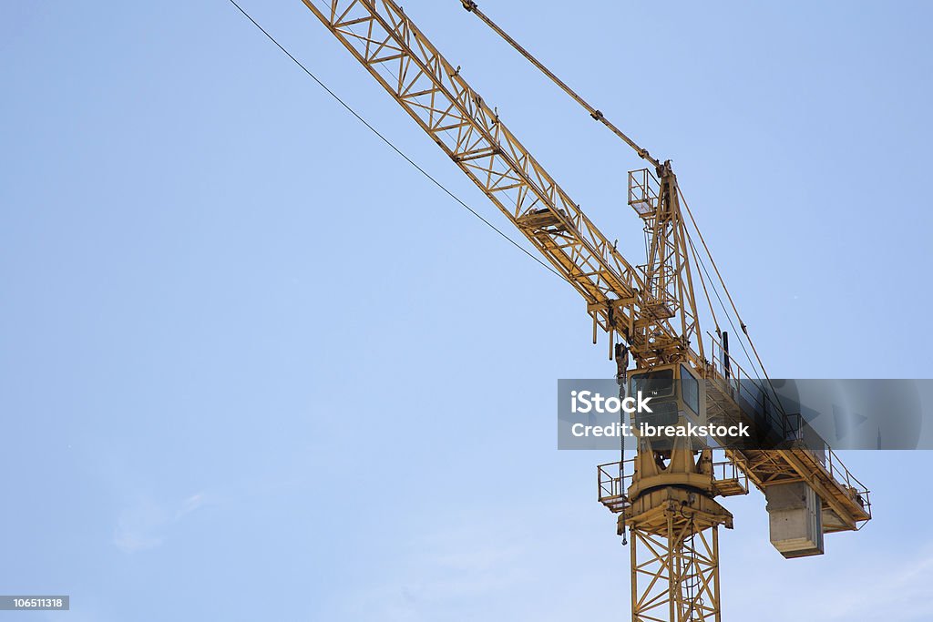 closeup macara de construcție cu cerul ca fundal - Fotografie de stoc Albastru fără redevențe closeup macara de construcție cu cerul ca fundal - Fotografie de stoc Albastru fără redevențe