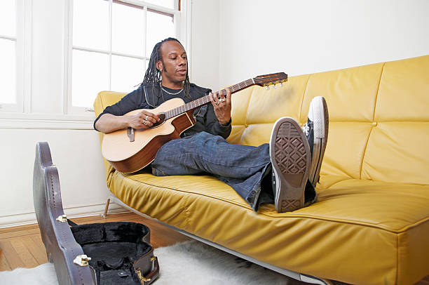 Hombre tocando la guitarra - foto de stock