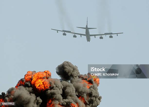 Photo libre de droit de Lourd Bomber En Mission banque d'images et plus d'images libres de droit de Bombardier - Avion militaire - Bombardier - Avion militaire, Armée de l'air, Exploser