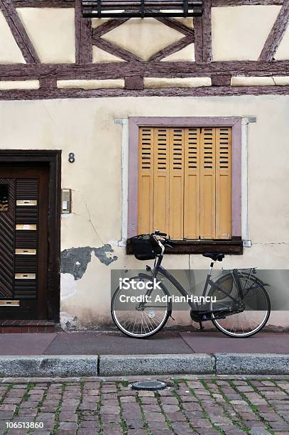 Photo libre de droit de Vélos Garés Devant Une Maison Rustique banque d'images et plus d'images libres de droit de Couleur - Couleur, Cycle, D'autrefois