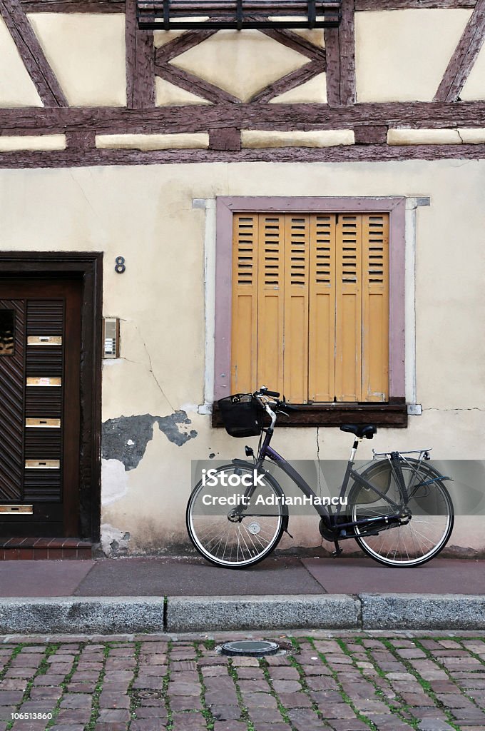 自転車の駐車場の前で素朴なハウス - オレンジ色のロイヤリティフリーストックフォト