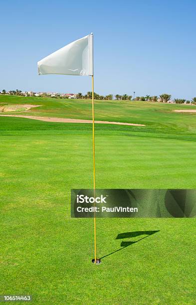 Foto de Bandeira Em Um Campo De Golfe Green e mais fotos de stock de Atividade Recreativa - Atividade Recreativa, Azul, Bandeira