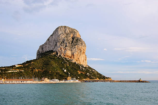 calpe e peñón de ifach - outcrop foto e immagini stock