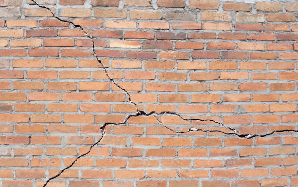 Cracked brick foundation Brick building with cracked foundation cracked stock pictures, royalty-free photos & images
