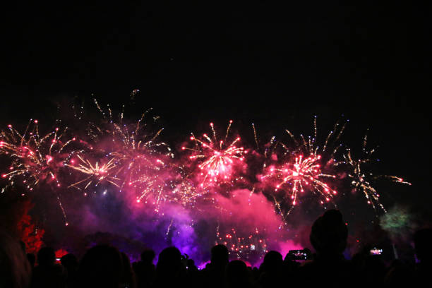 バタシー パークでいくつかの花火のビュー - battersea park ストックフォトと画像