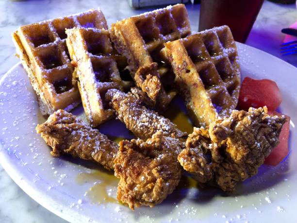 waffles y pollo - waffle chicken fried chicken food fotografías e imágenes de stock