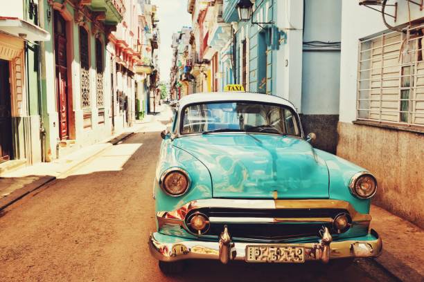 l'avana vecchia e auto d'epoca a cuba - taxi retro revival havana car foto e immagini stock