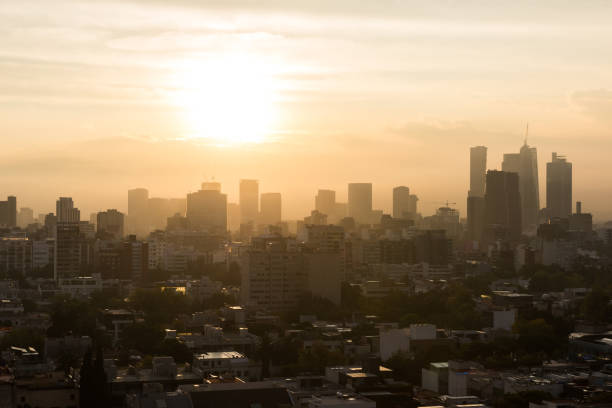 sonnenaufgang über mexiko-stadt - smog mexico mexico city air pollution stock-fotos und bilder