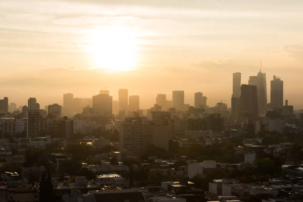 salida del sol sobre la ciudad de méxico - smog mexico mexico city air pollution fotografías e imágenes de stock