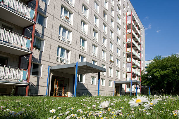 apartment building en berlín del este - plattenbau homes architectural detail architecture and buildings fotografías e imágenes de stock