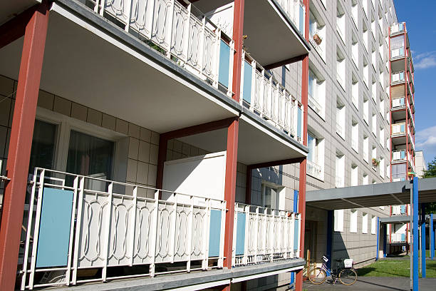 apartment building - east berlin germany plattenbau apartment skyscraper imagens e fotografias de stock