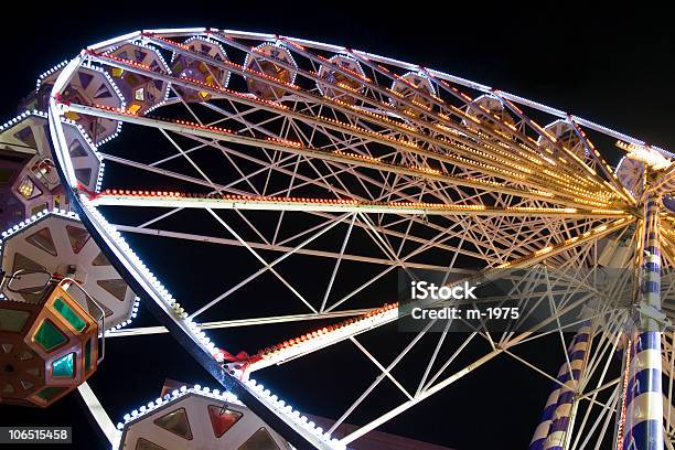 Ferris Wheel Por La Noche Foto de stock y más banco de imágenes de Parque público - Parque público, Atracción de feria, Abstracto