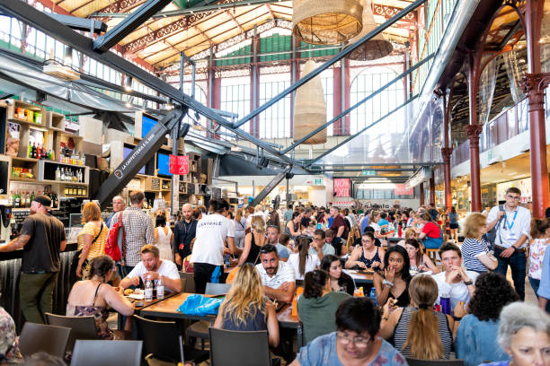 interior, dentro, interior de centrale mercato de firenze, mercado central, com uma multidão de pessoas sentadas em cadeiras por tabelas, comer comida, bebidas de cafés, restaurantes - fast food restaurant restaurant cafe indoors - fotografias e filmes do acervo