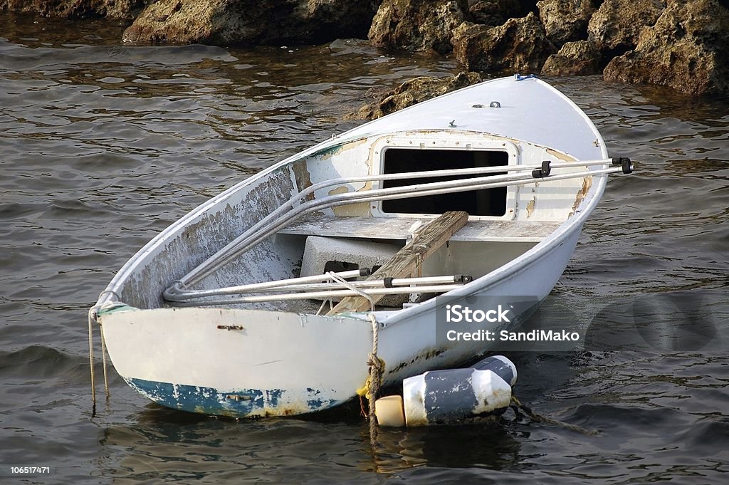 Abandonado skiff bote - Foto de stock de Abandonado libre de derechos