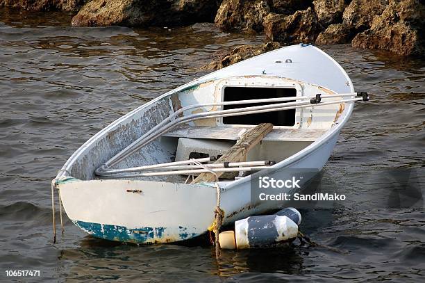 Abandonado Skiff Bote Foto de stock y más banco de imágenes de Abandonado - Abandonado, Agua, Aislado