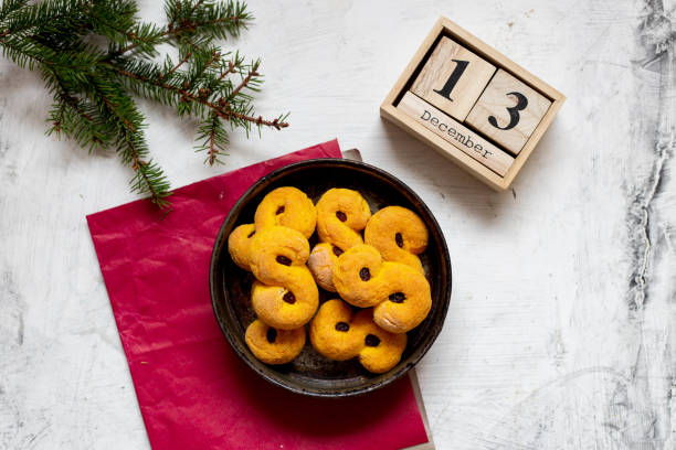 natale svedese. versione senza glutine panini tradizionali svedesi in ambiente natalizio. un panino allo zafferano, in lussebulle svedese o lussekatt. - lussekatt foto e immagini stock