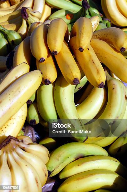 Photo libre de droit de Des Bananes banque d'images et plus d'images libres de droit de Aliment - Aliment, Banane - Fruit exotique, Couleur vive