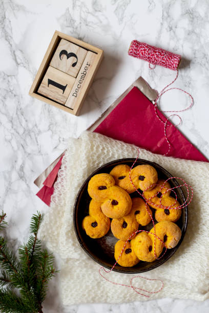 schwedische weihnachten. gluten freie version traditionelle schwedische brötchen in weihnachten einstellung. ein safran brötchen im schwedischen lussebulle oder lussekatt. - lucia bun stock-fotos und bilder