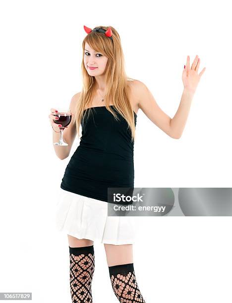 Молодая Женщина Пить Красное Вино На Стороне — стоковые фотографии и другие картинки 20-29 лет - 20-29 лет, 2012, Алкоголь - напиток