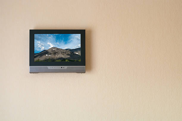 televisore a cristalli liquidi sulla parete destinatario - liquidcrystal foto e immagini stock